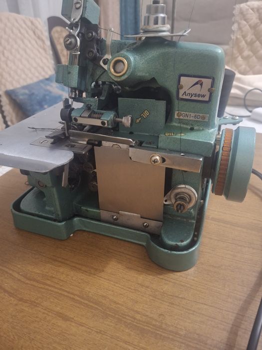 Бытовой оверлок трехнитка