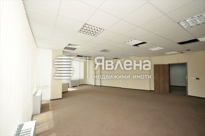 "Явлена" отдава хубав необзаведен офис