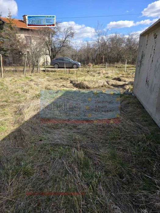 УПИ в с. Кошарево 420 м² със собствен водоизточник и 2 гаражни клетки