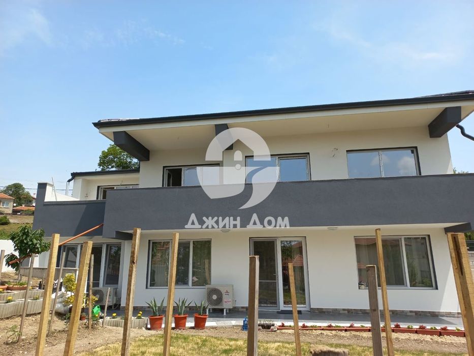 Просторна двуетажна къща в гр. Бяла