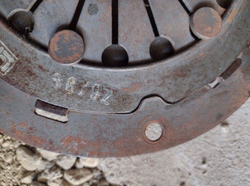 Съединител/Лайсна Мерцедес190/Кора wv golf 4+лайсна