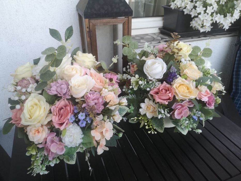 Аранжировки за маса от изкуствени цветя