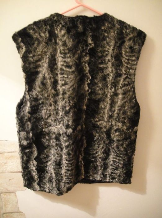 Vesta blana artificiala,mar 36/10,merge 38/40,noua fara eticheta