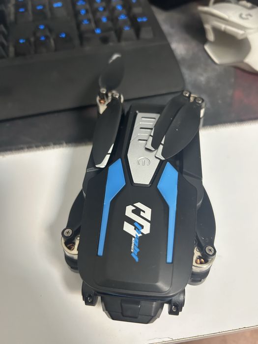 Продавам дрон с 5 батерий и кутия