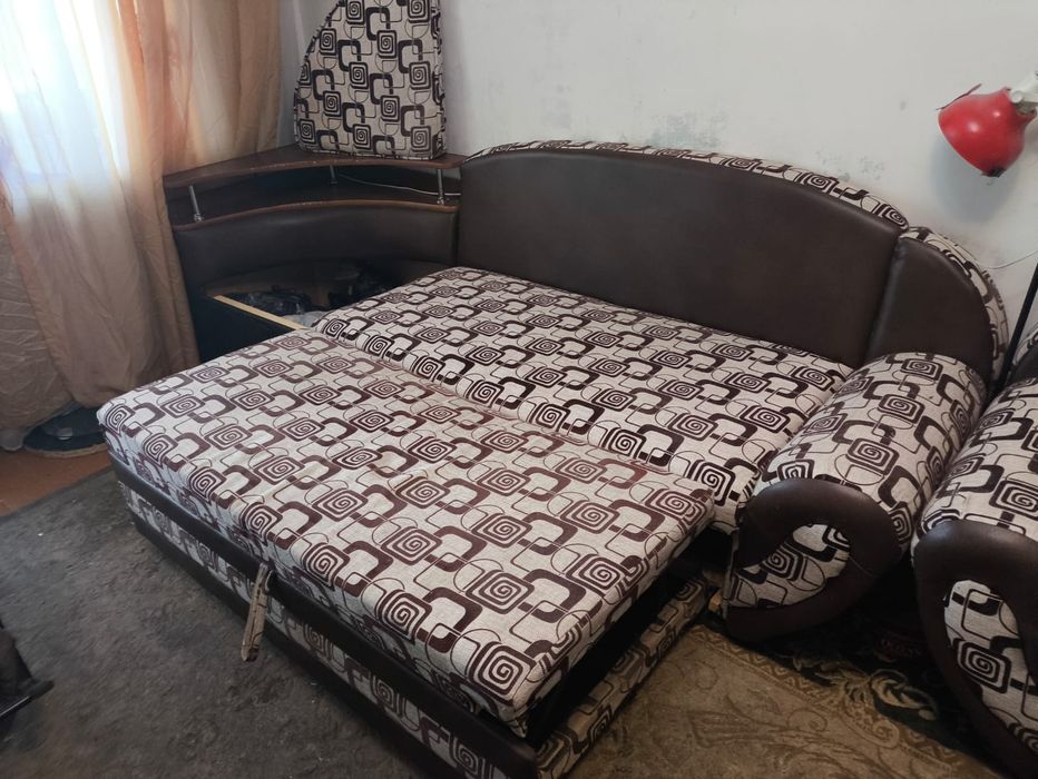Продам угловой диван с креслом