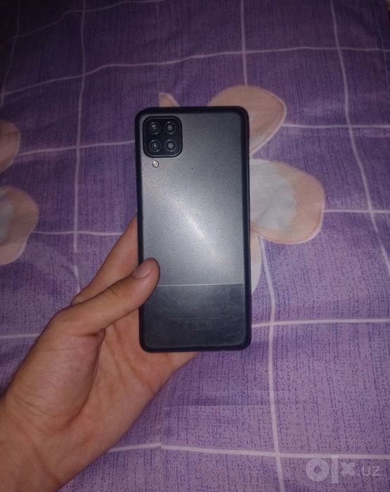 A 12 aybi yuq toza qirilgan joylari yuq telfon edyal darachada turibi