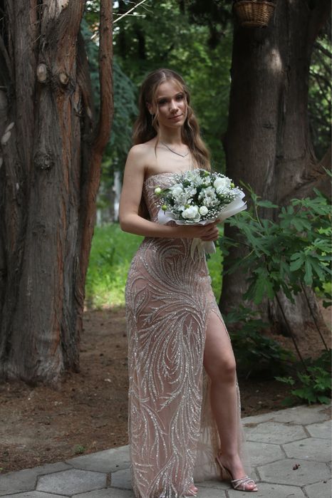 Бална рокля с цепка