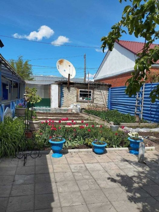 Дом в городе с ухоженным участком
