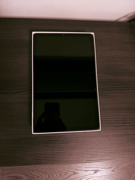 Vand  tableta  tab s6 lite cu cartela de telefon arata ca noua