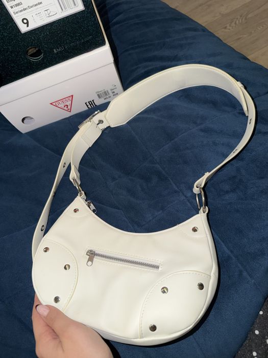 Бяла нова чантичка