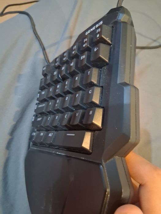 Продавам клавиатура Genesis