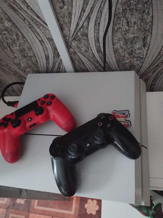 Продам пс 4 с играми и 3 джостика