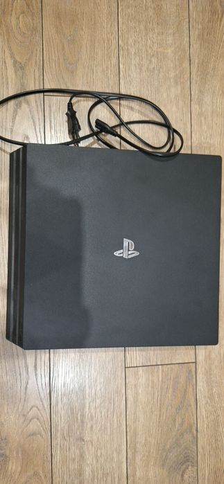 Playstaytion 4 PRO с 2 джойстика и 5 игри