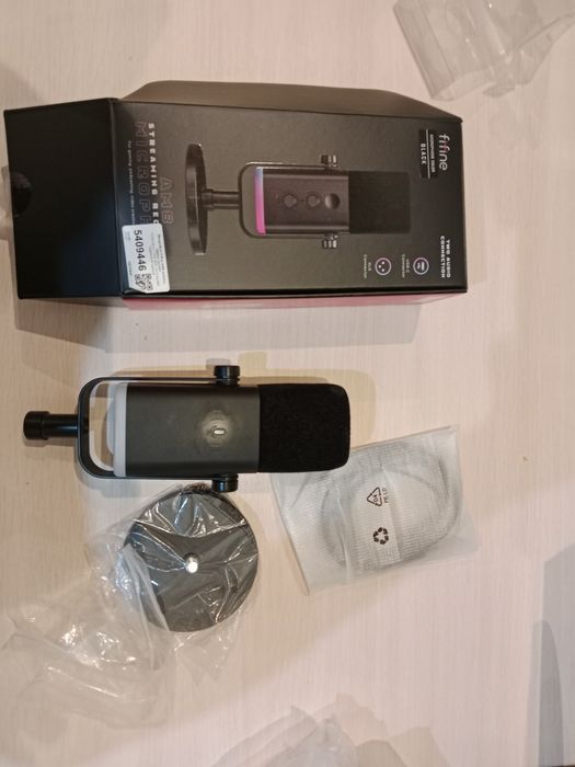 Монитор Xiaomi, клавиатура HyperX, мышь Razer, микрофон Fifine