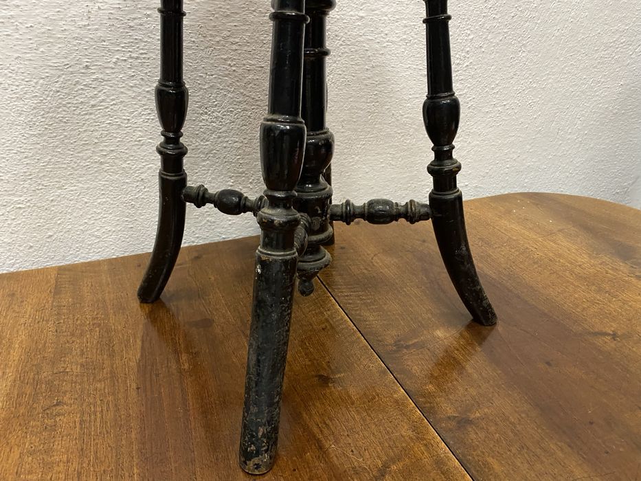 Стара френска табуретка на винт стом на винт