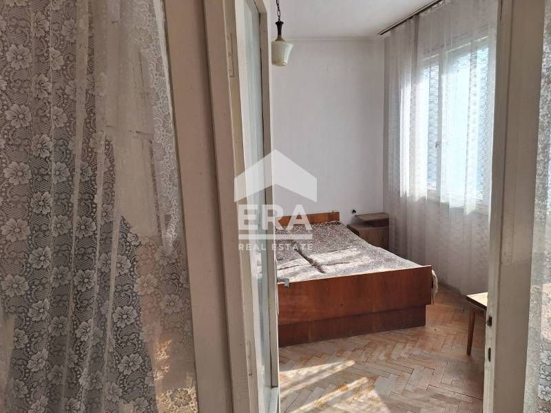 Продава се тристаен апартамент в кв. Училищни, Хасково!