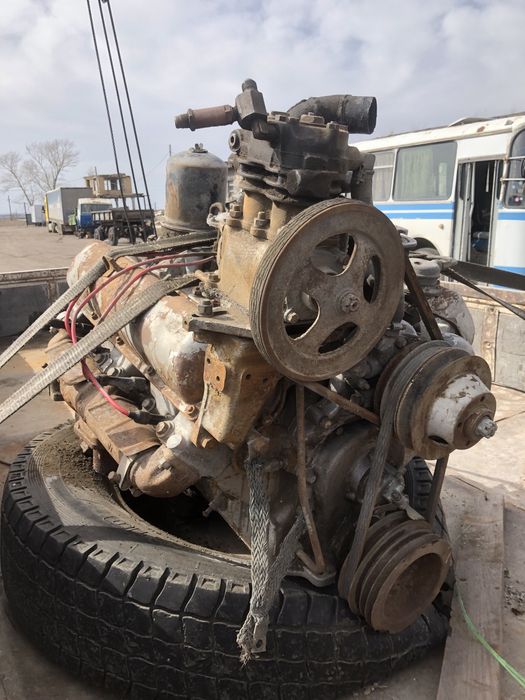 Мотор ЗИЛ в рабочем состоянии