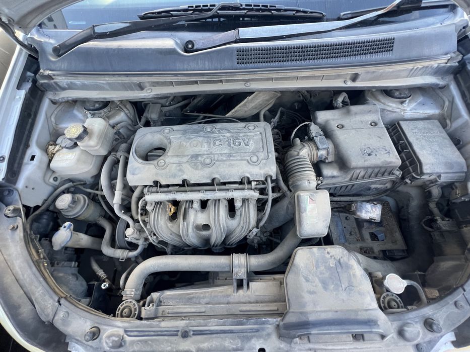 Kia Carens 1.6i на части