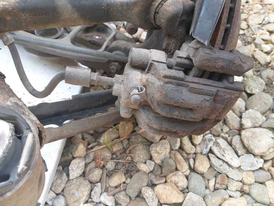 БМВ Е87  задни спирачни апарати и спирачни дискове шенкели