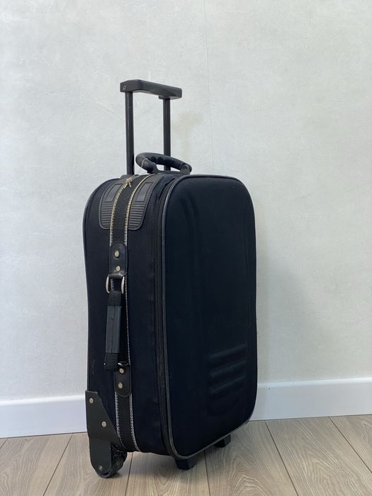 Черный чемодан для ручной клади