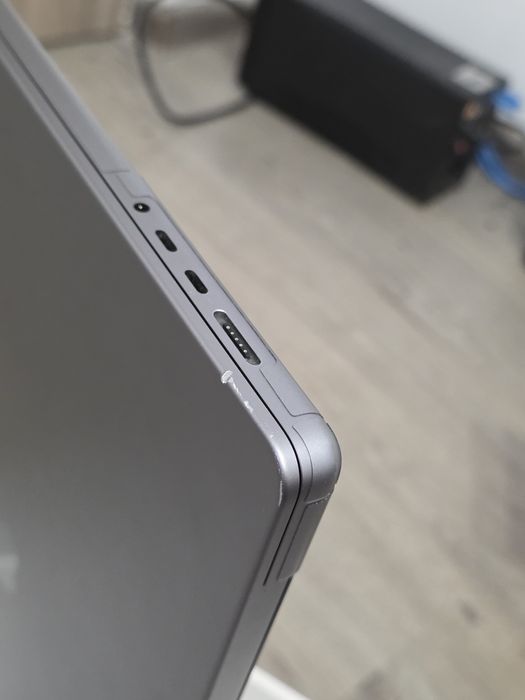 Vand MacBook Pro M1 16 inch inca in garantie