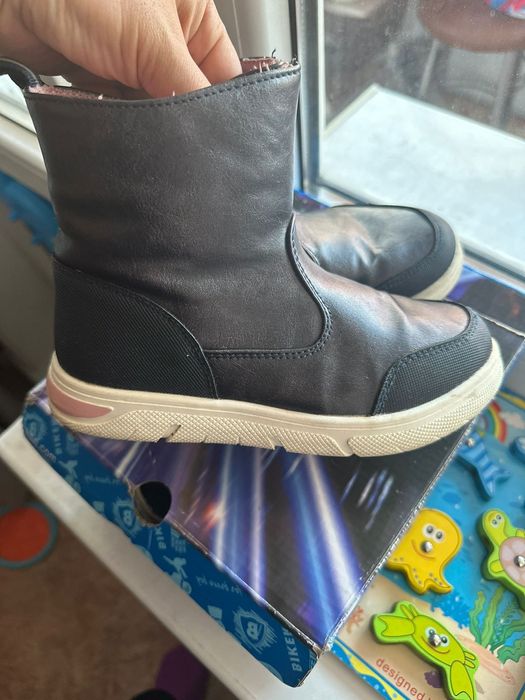 Продам сапожки на девочку цена2000