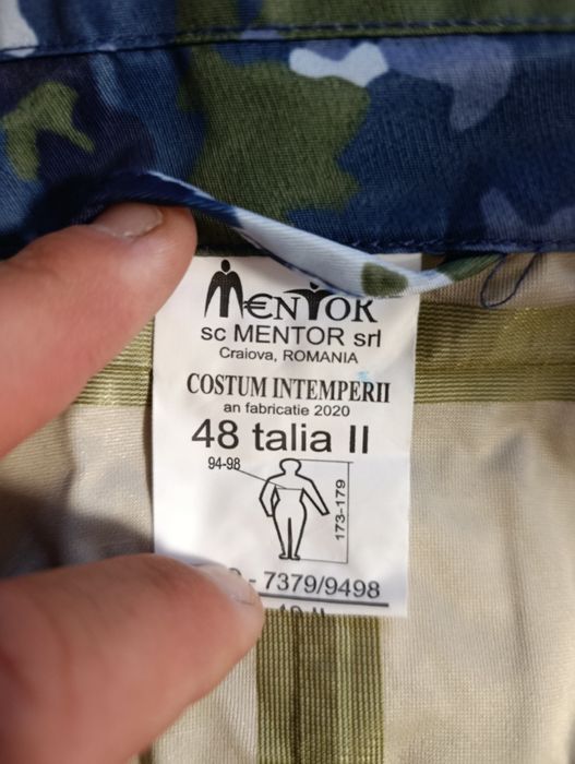 vând costum intemperii nou