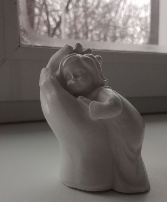 Гипсовый малыш в руке