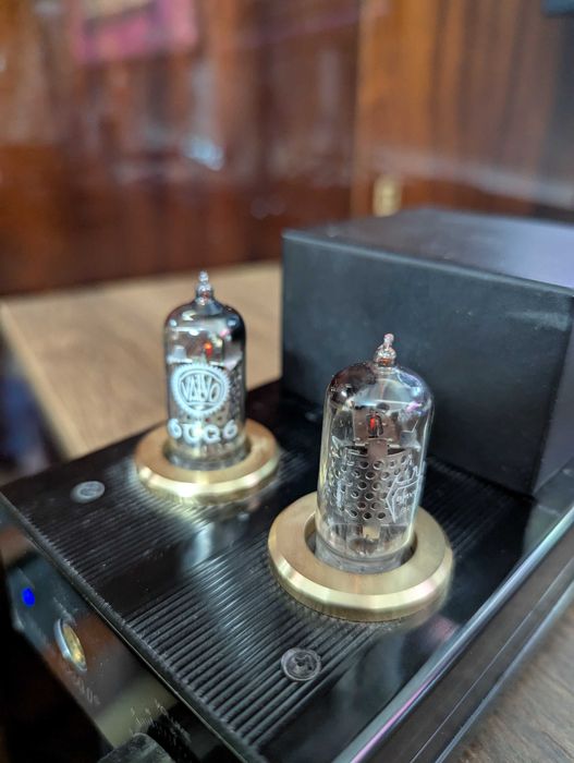 Amplificator pe lampi Little Dot I+ cu tuburi 6CQ6 – sunet cald