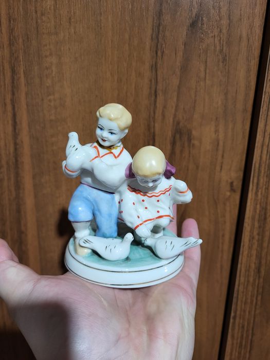 Статуэтка дети кормят голубей