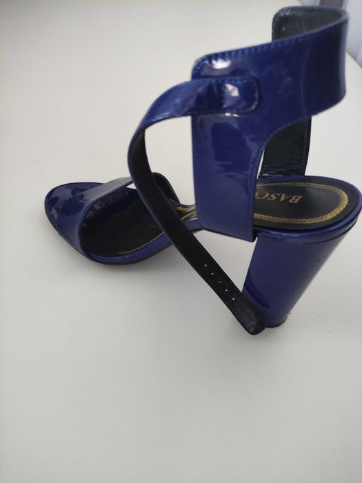 Туфли летние, замша, красивые, изящно смотрится нога.  Размер 37,5