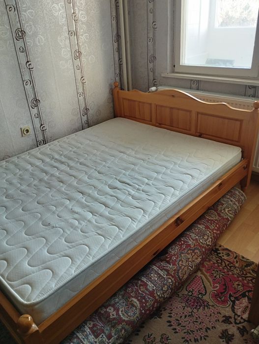 Продавам легло с матрак
