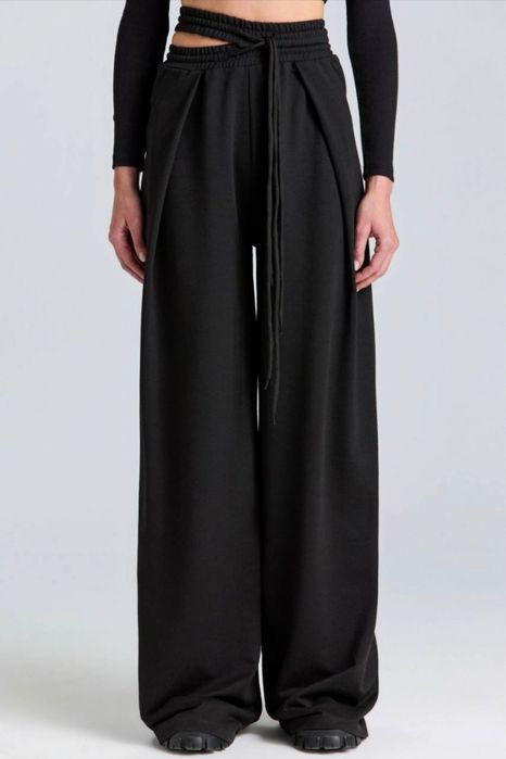 Черен спортно - елегантен панталон с прав крачол и връзки. М и Л