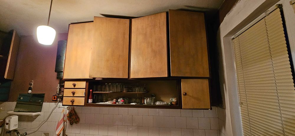 Шкаф за посуда или кухня