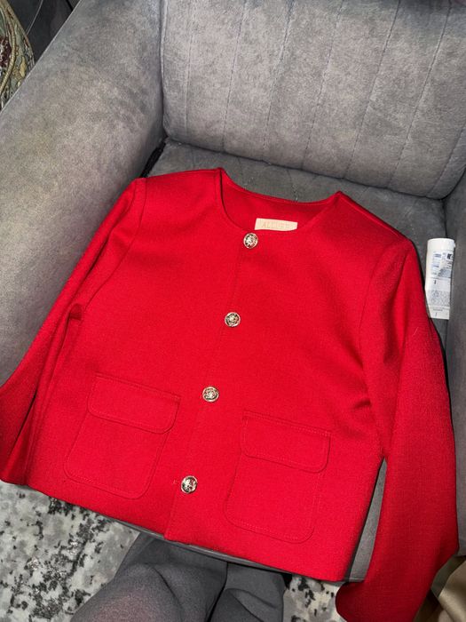 Красный пиджак в стиле Old money