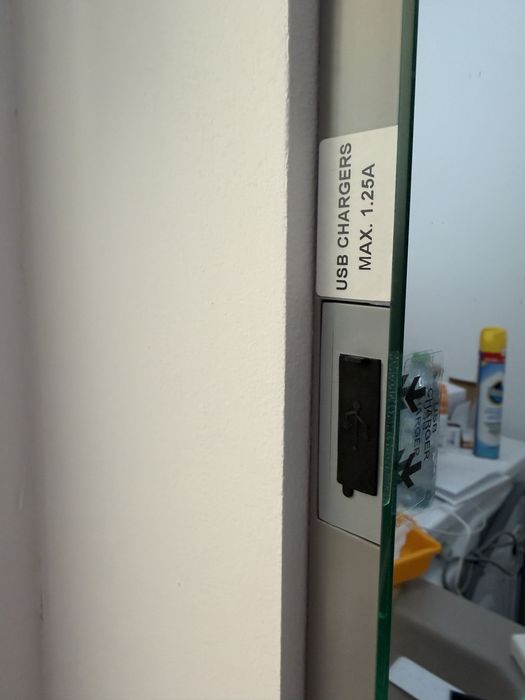 Oglinda de baie cu iluminate, dezaburire si 2xUSB  60x80 cm