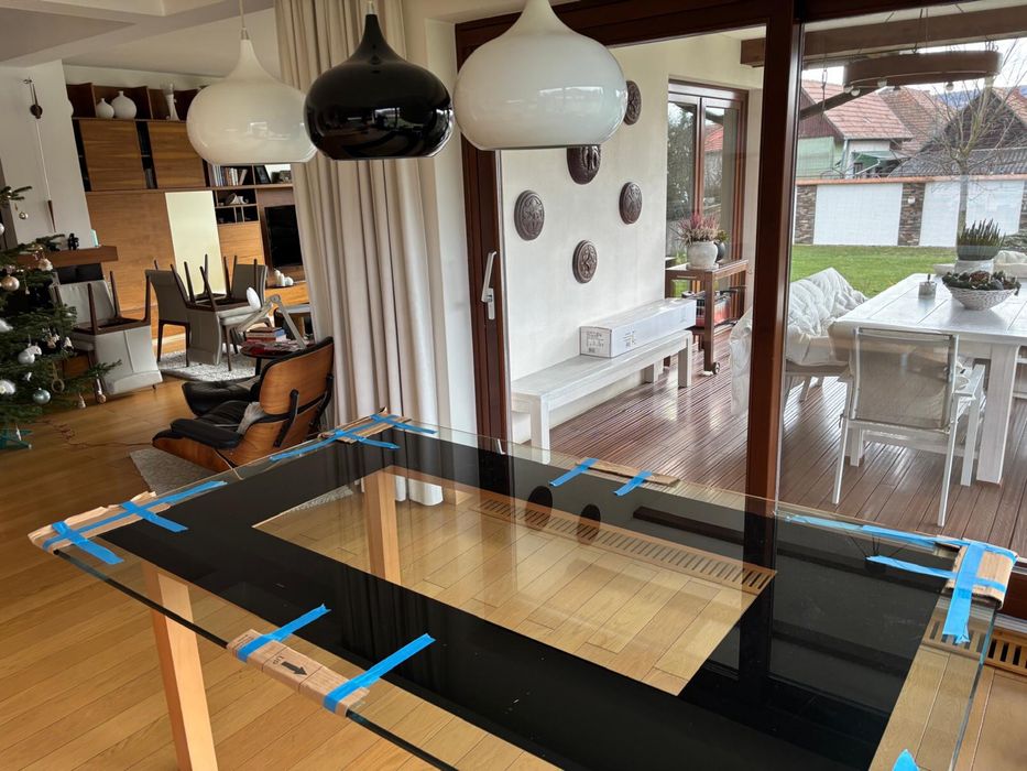 Masa din sticlã cu piciore din lemn de fag