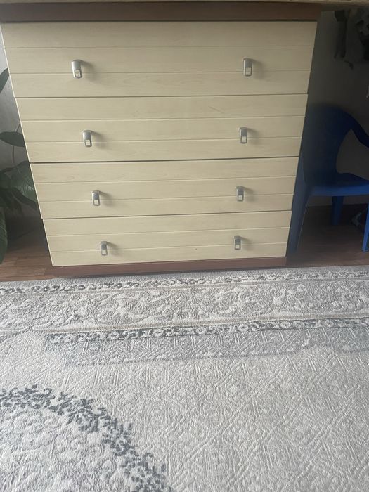 Продам угловой шкаф и камод