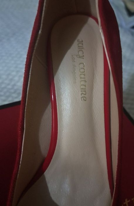 Красные туфли на каблуке