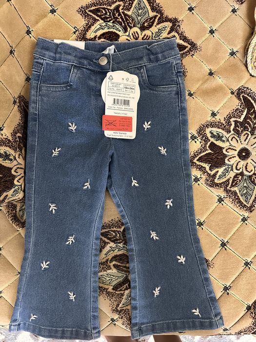 продам новые джинсы для девочки