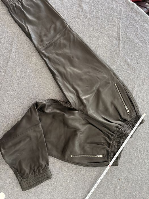 Pantaloni negri din piele – mărimea S  Vând pantaloni negri din piele, mărimea S.