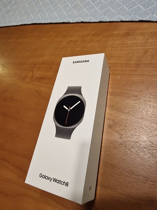 Чисто нов смарт часовник Samsung Galaxy Watch8 40mm с кутия