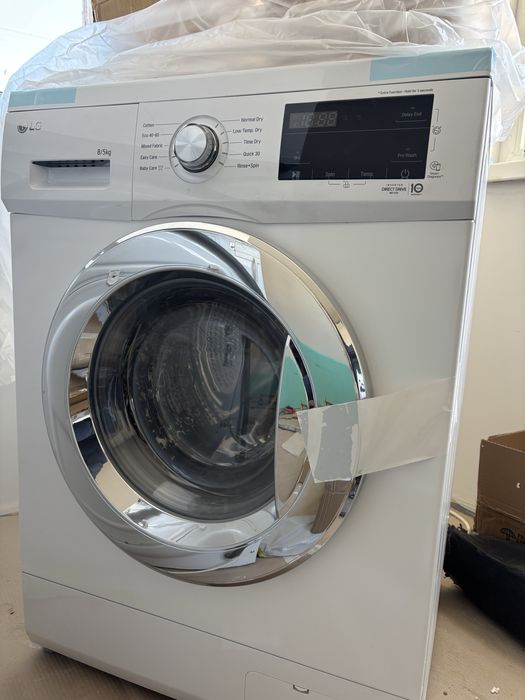 Чисто нова комбинирана пералня и сушилня LG F4J3TM5WE