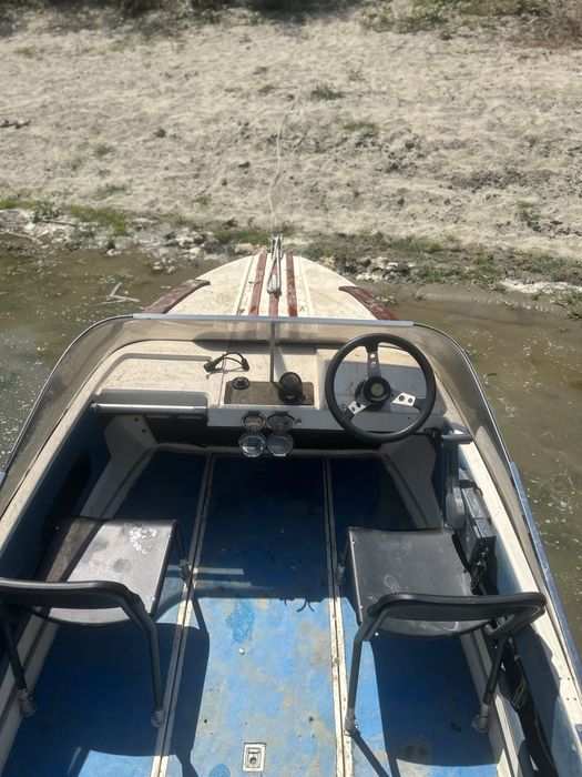 barcă cu motor si peridoc