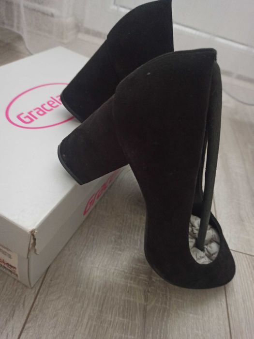 Pantofi cu toc gros și vârf rotunjit mărime 39 Graceland