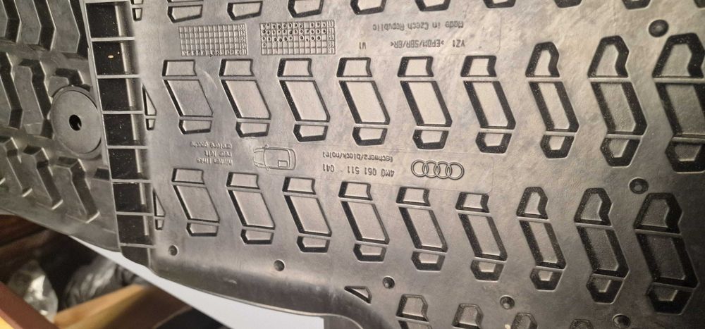 Audi Q7 -гумени стелки