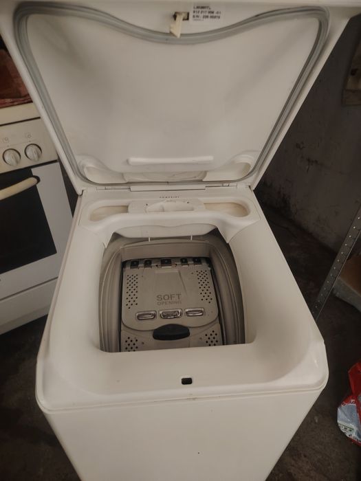 Пералня с горно зареждане AEG