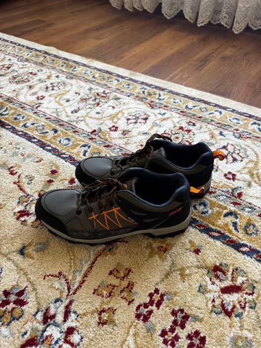 Продам мужские кроссовки