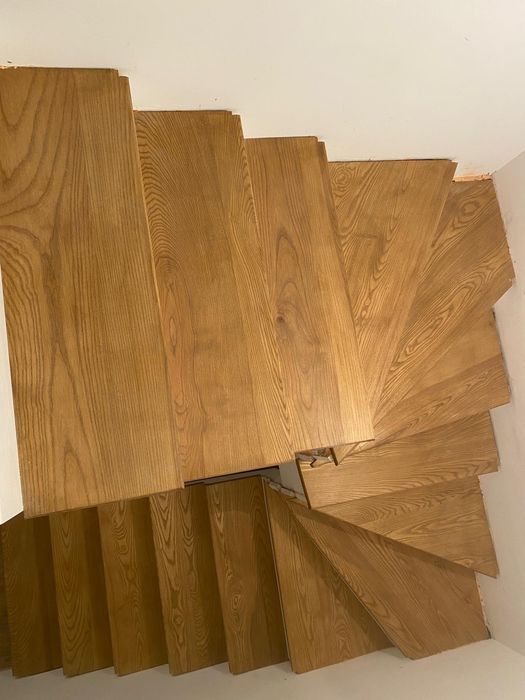 Scări din lemn masiv, balustrade, riflaje