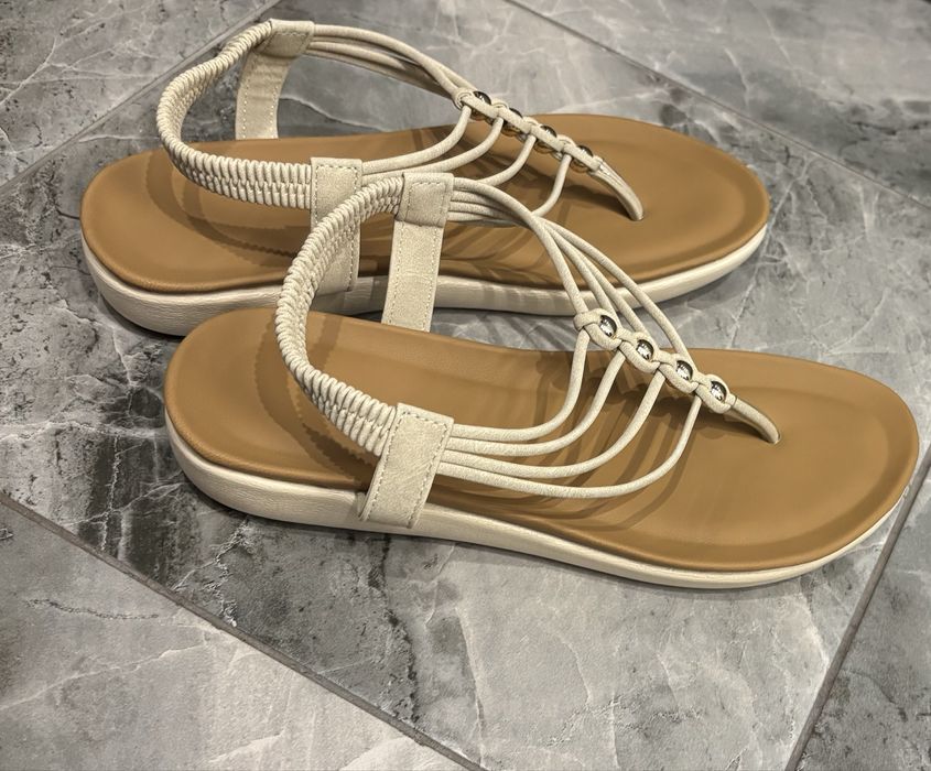 Бежови Сандалкиии